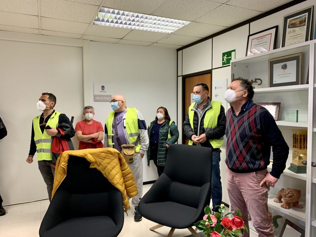 Trabajadores de Ence se enierran en el Concello de Pontevedra