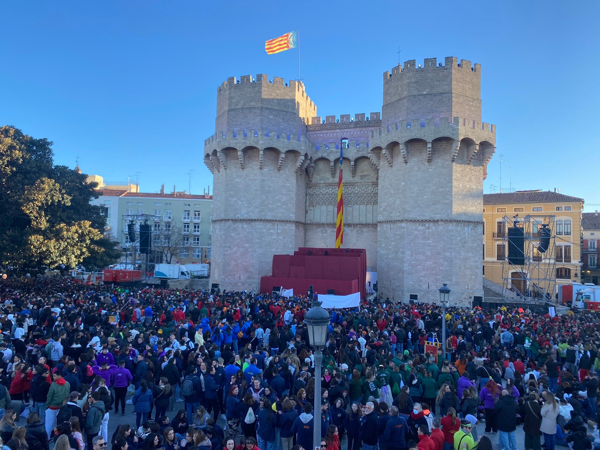 Miles de personas acuden a las torres de Serranos de València para ver la Crida de las Fallas / imagen de archivo