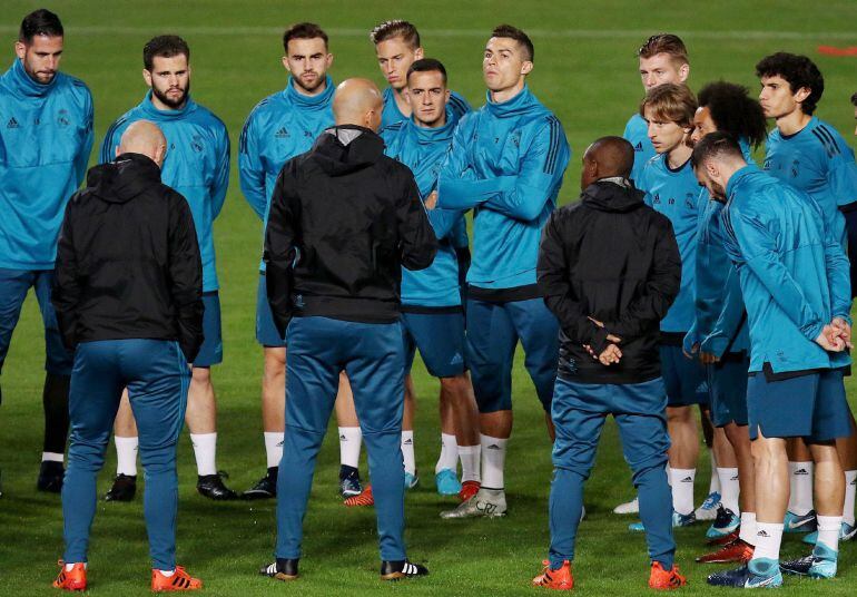 Zidane habla a sus jugadores, en el entrenamiento de este lunes en Chipre