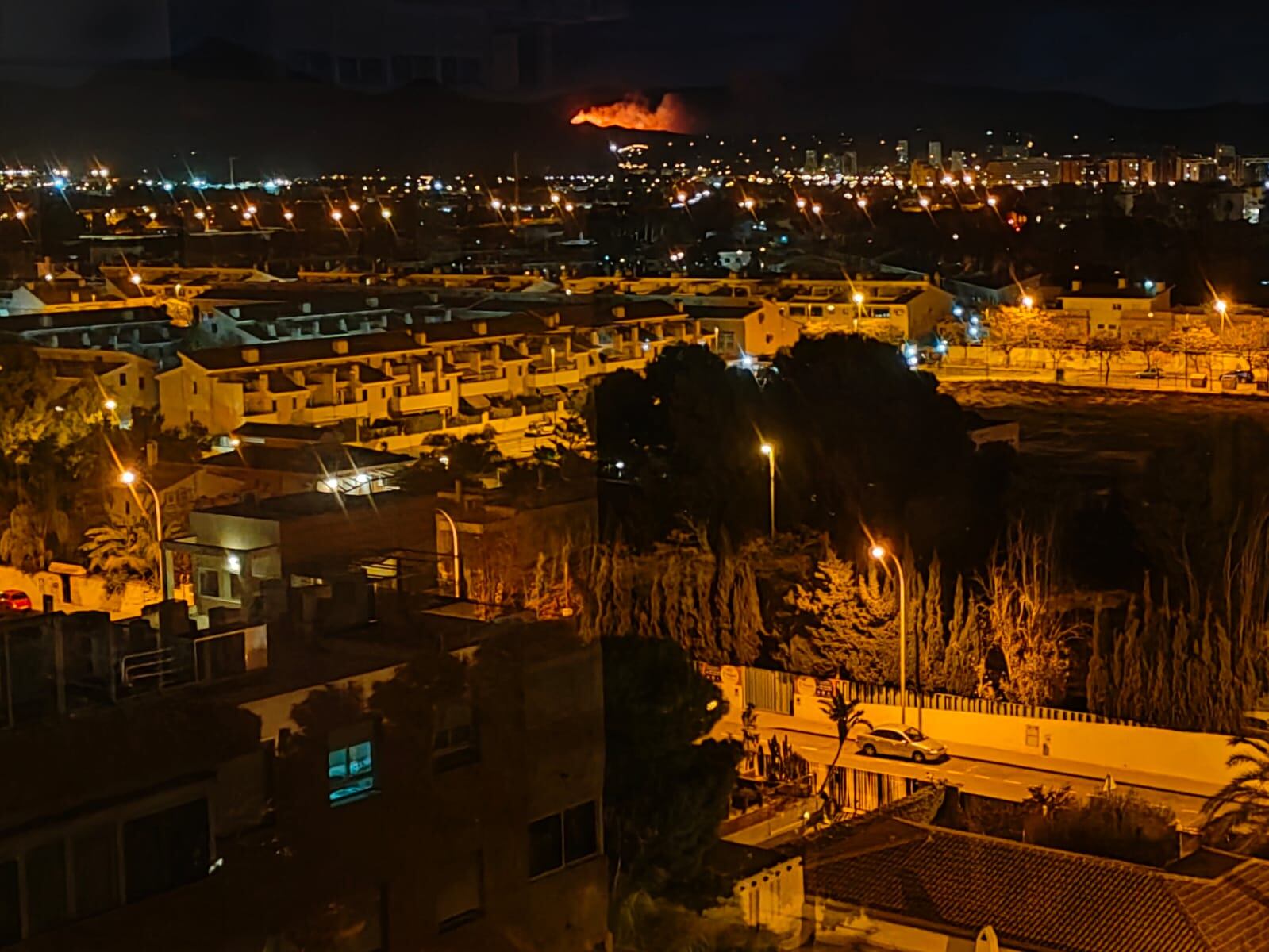 Incendio declarado en una zona montañosa de Aigües que puede verse desde la ciudad de Alicante