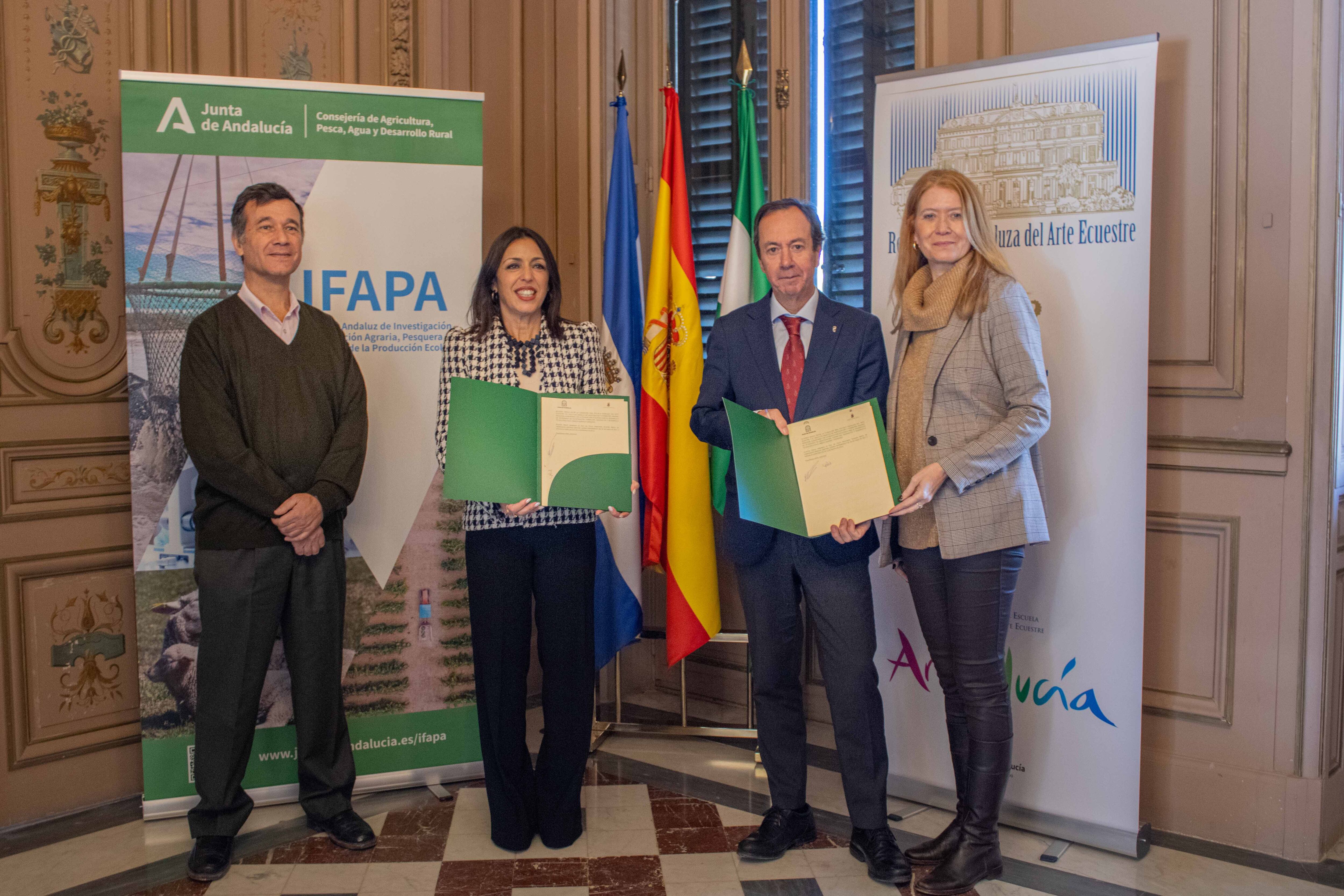 Firma del acuerdo en la Real Escuela Andaluza del Arte Ecuestre