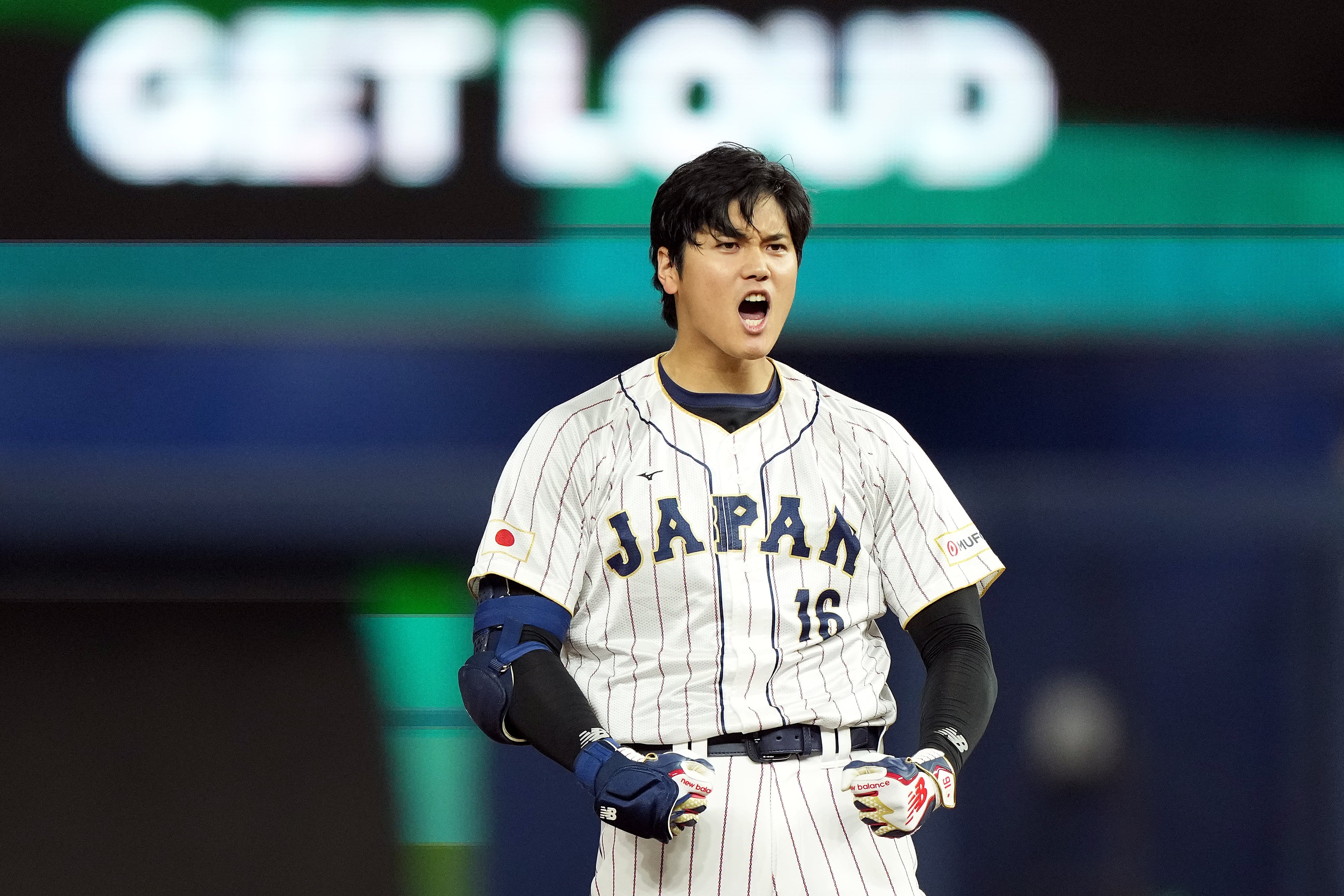 Shonei Ohtani celebra un punto logrado con el equipo japonés de béisbol. (Photo by Eric Espada/Getty Images)