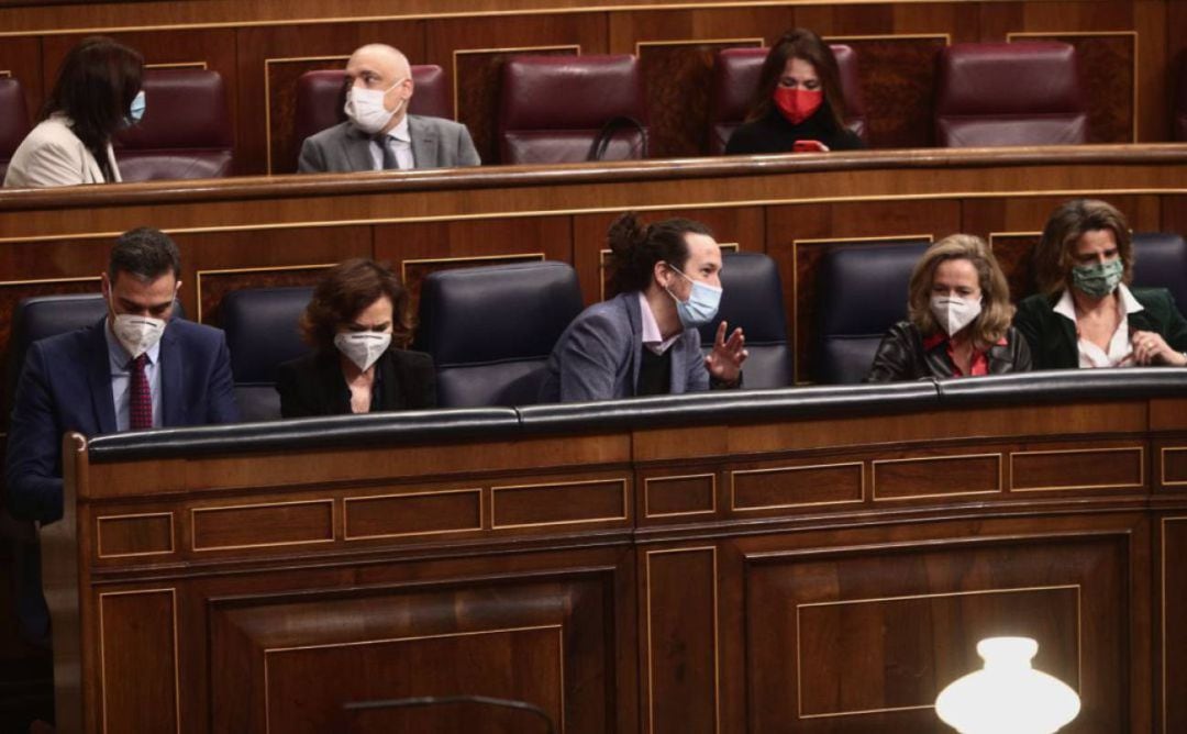 El presidente del Gobierno, Pedro Sánchez, y sus vicepresidentas Carmen Calvo, Pablo Iglesias, Nadia Calviño y Teresa Ribera durante una sesión plenaria en el Congreso