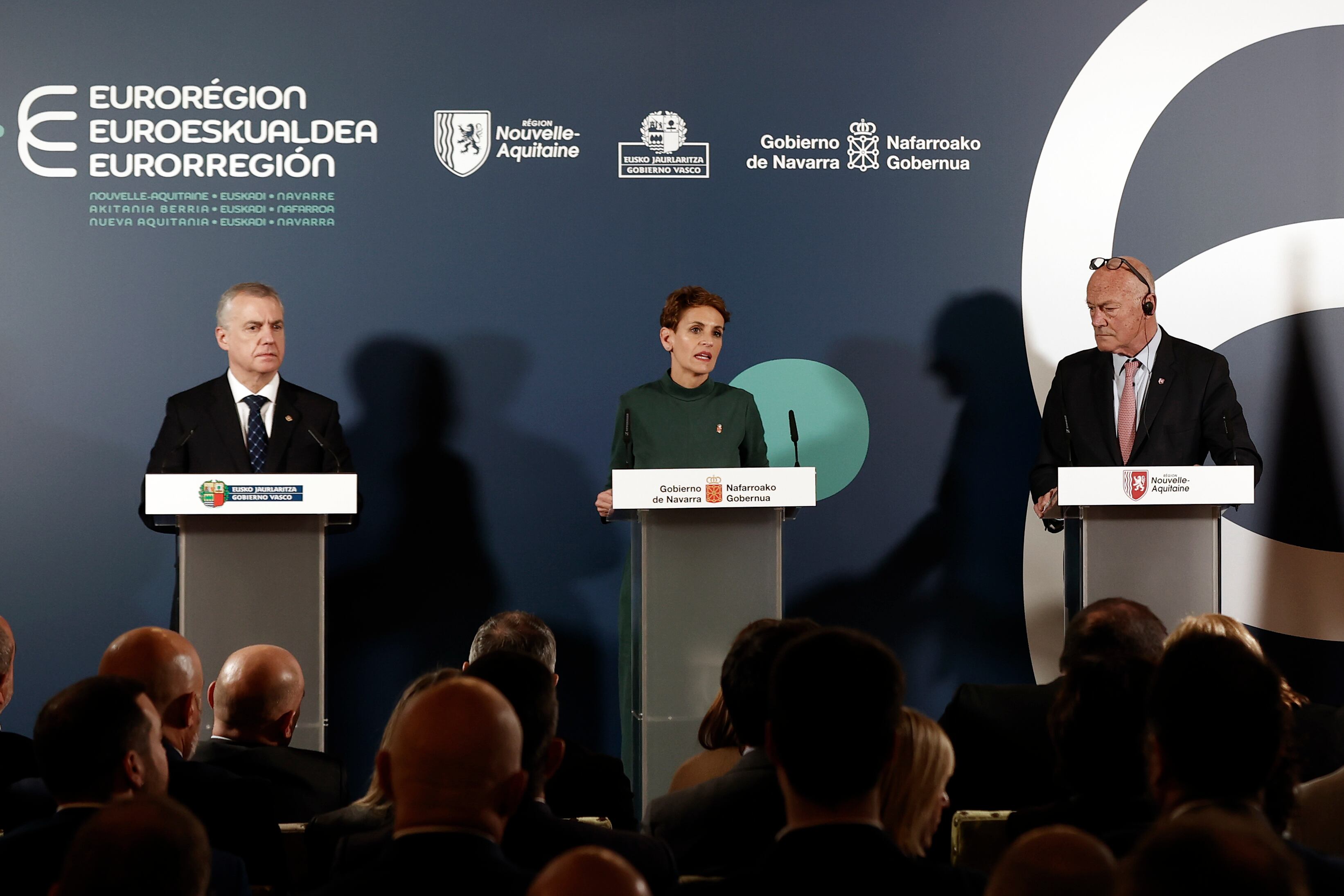 Navarra asume la presidencia de la Eurorregión en una asamblea a la que asisten la presidenta de la Comunidad Foral, María Chivite (c), y los presidentes de Euskadi, Íñigo Urkullu (i), y Nueva Aquitania, Alain Rousset (d)