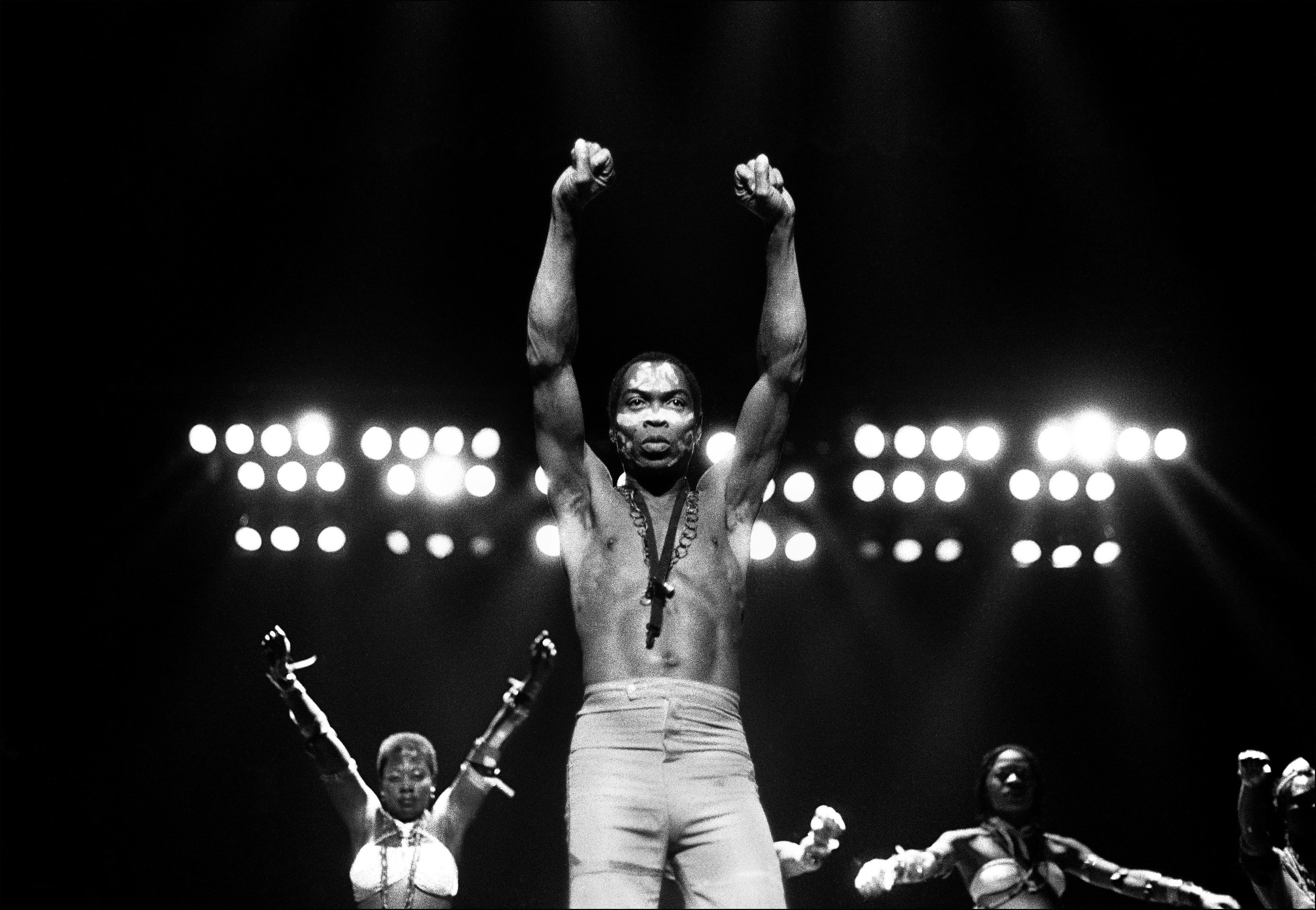 Fela Kuti durante una actuación en Detroit en 1986  (Photo by Leni Sinclair/Michael Ochs Archives/Getty Images)