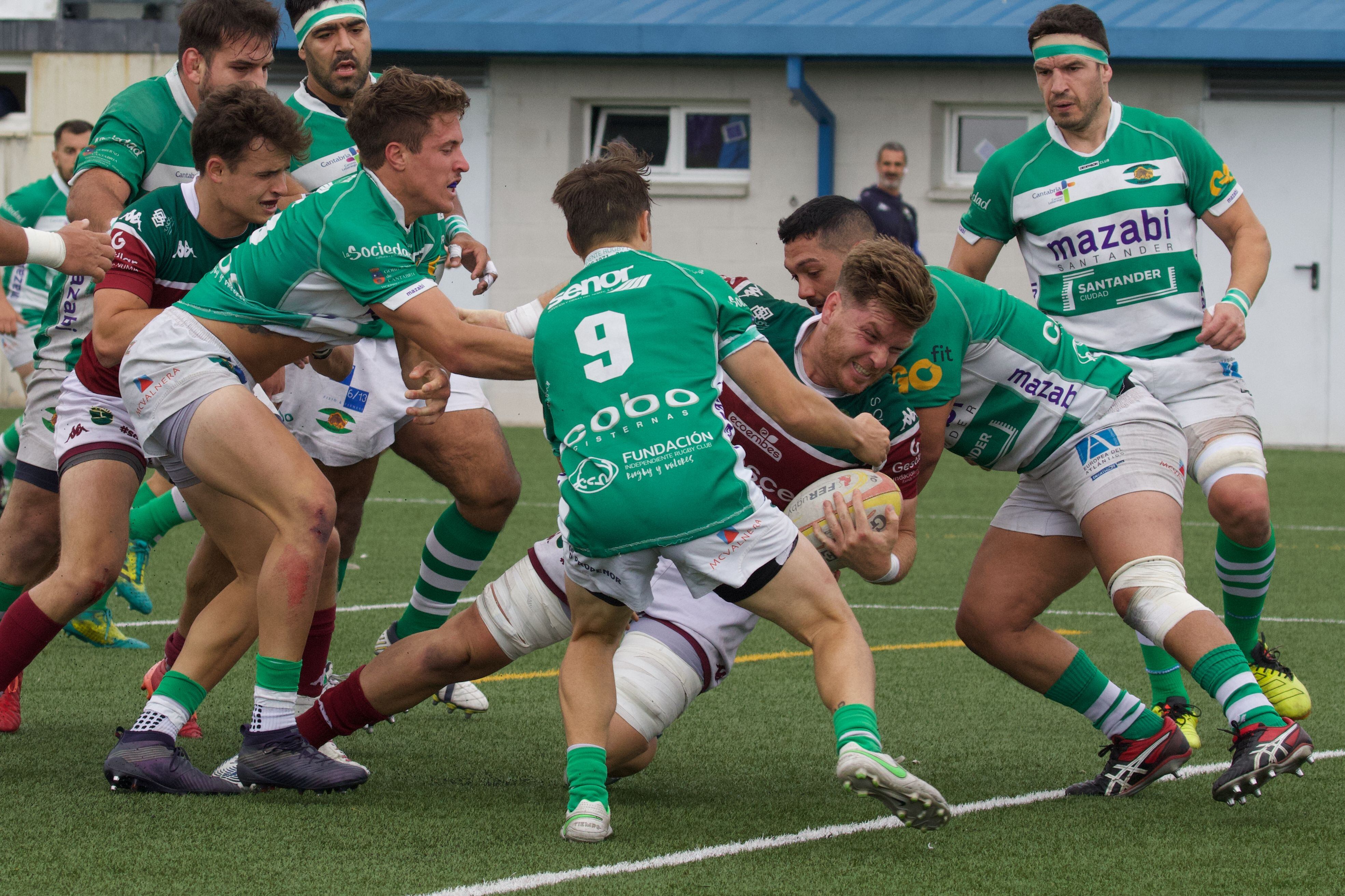 Agustín Schab, capitán del Alcobendas Rugby, en un intento de internarse en la defensa del Mazabi Santander