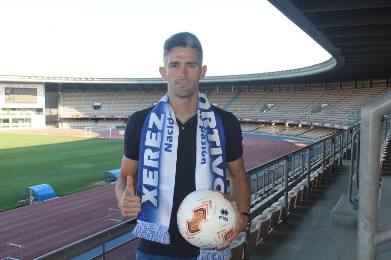 Juan Gómez, posando en Chapín con la bufanda del Xerez DFC