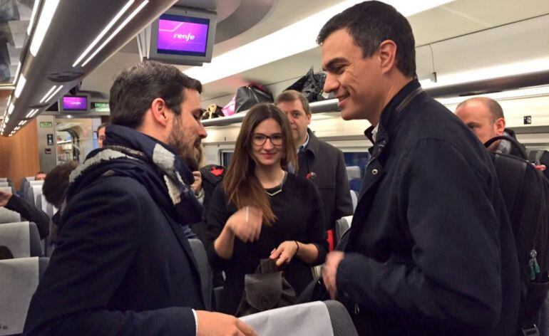 Pedro Sánchez y Alberto Garzón se encuentran en el AVE.