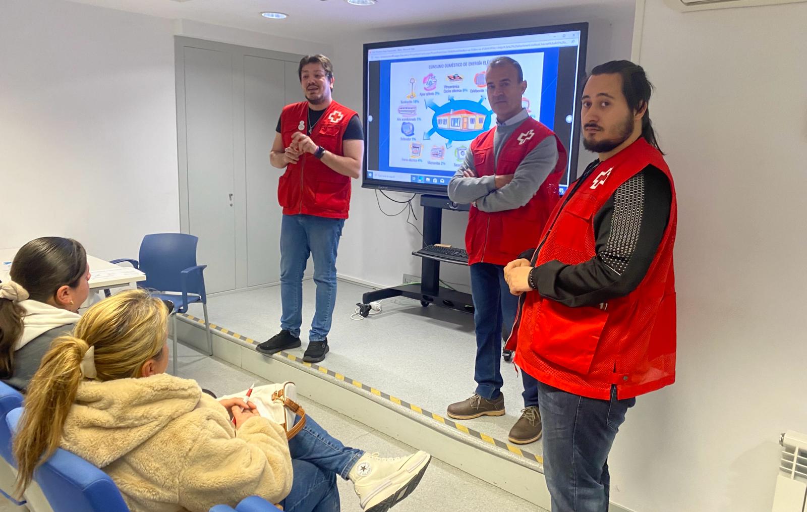 Juan Rodríguez, Manuel Ibac, y José Antonio Palacios son los voluntarios que imparten el taller.