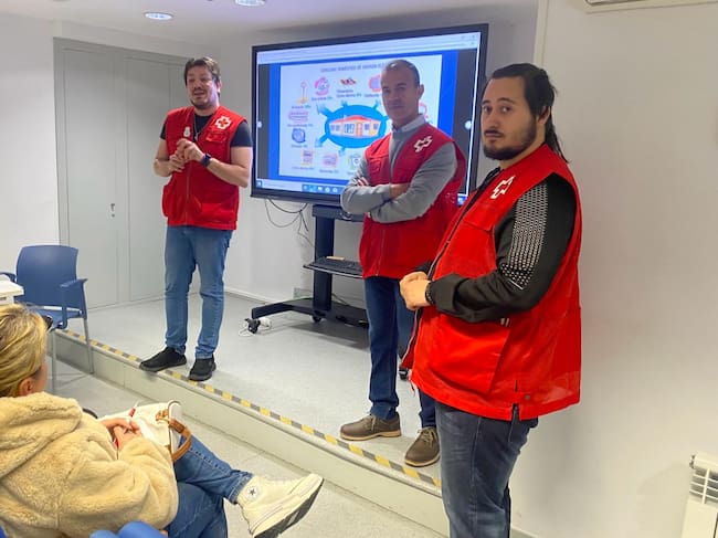Juan Rodríguez, Manuel Ibac, y José Antonio Palacios son los voluntarios que imparten el taller.