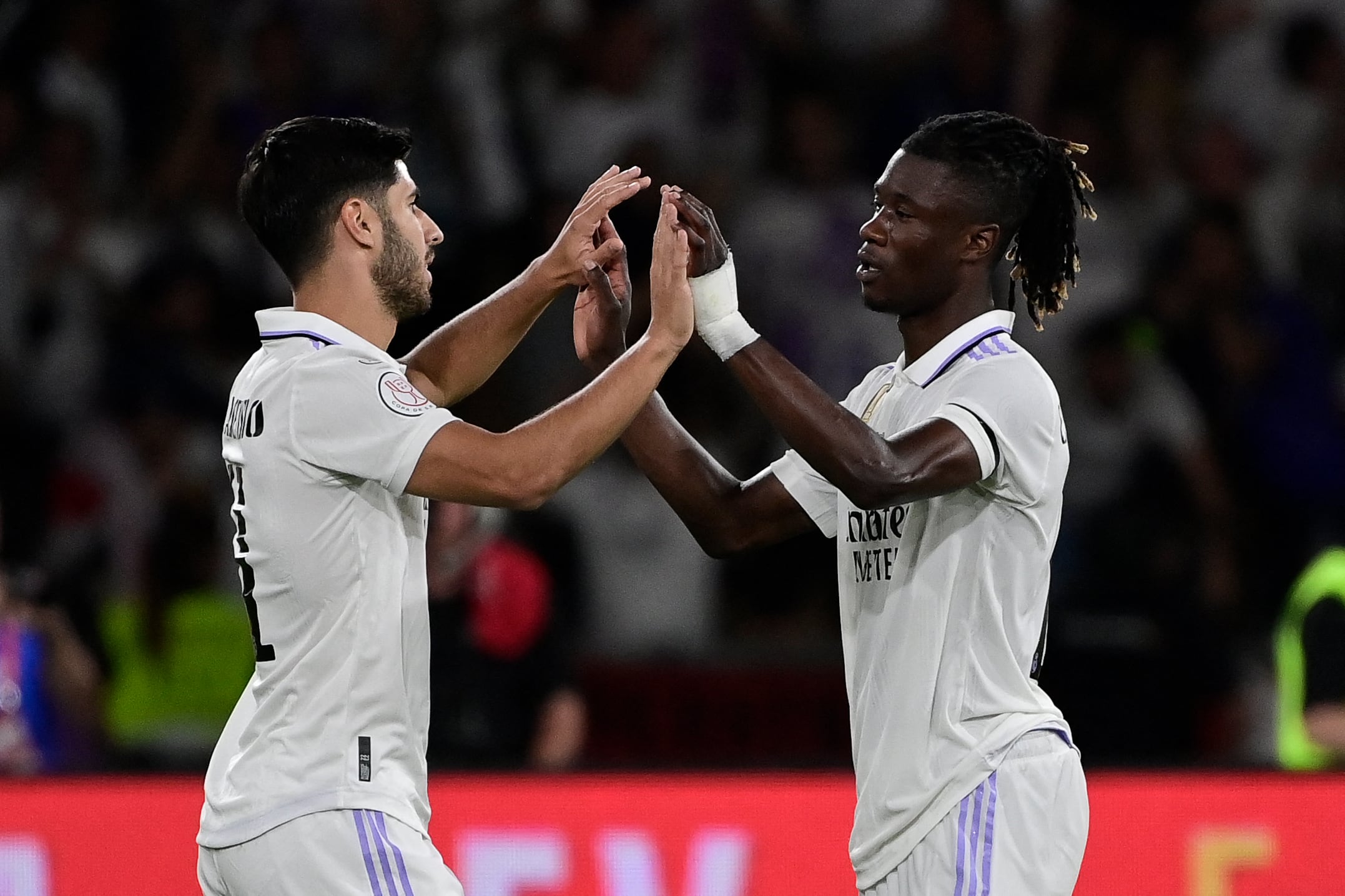 Asensio y Camavinga se saludan durante un partido de esta temporada.