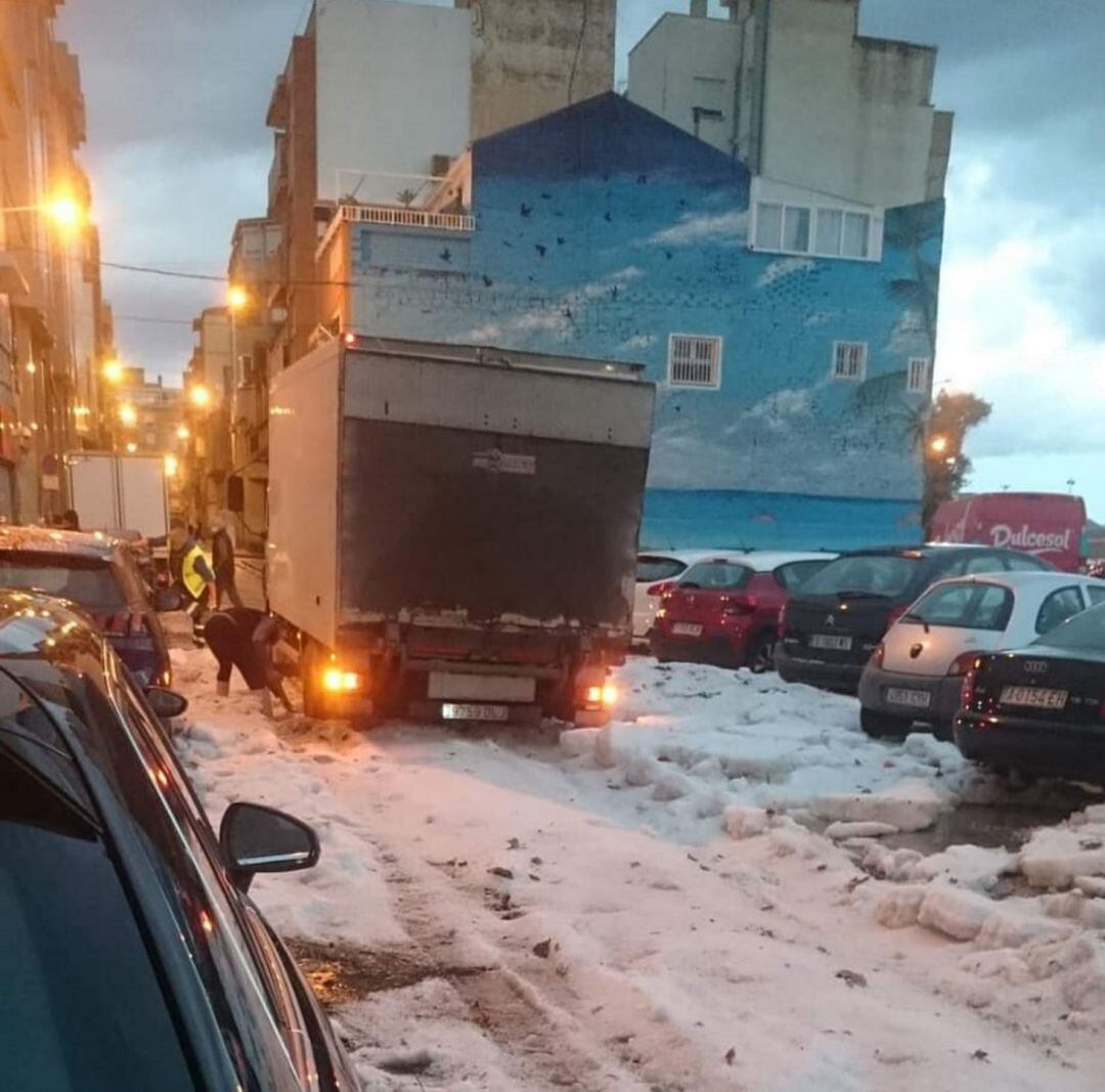 Granizo en una calle del barrio de Alipark