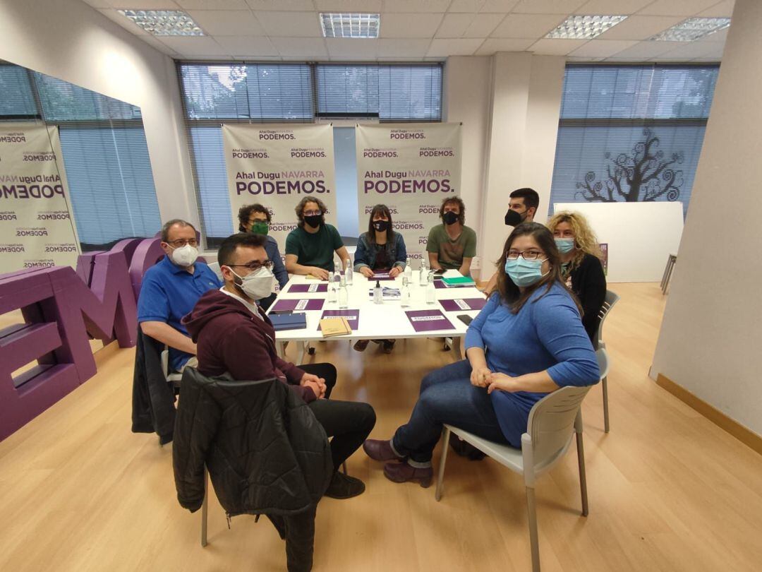 Imagen de la primera reunión entre Podemos, Izquierda Unida y Batzarre.