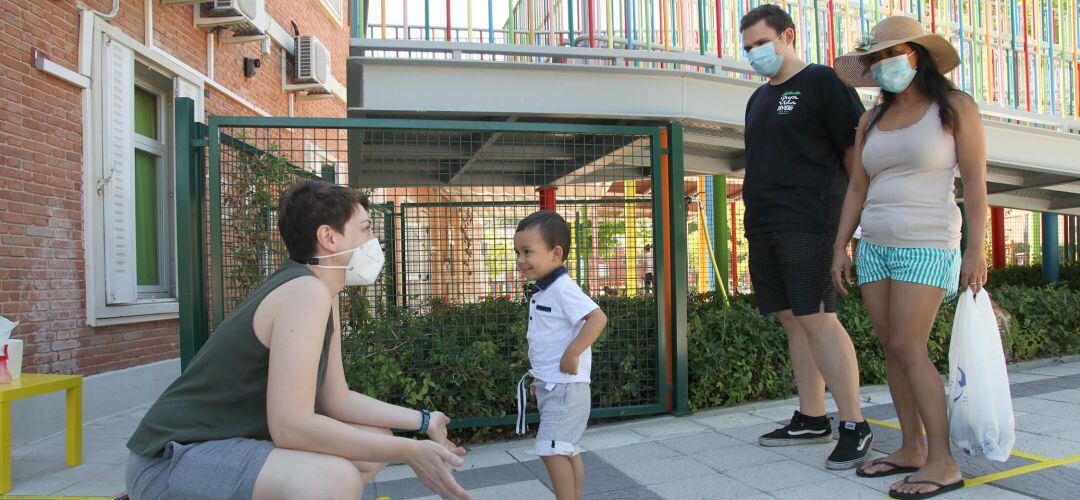 Un menor acude a una escuela infantil