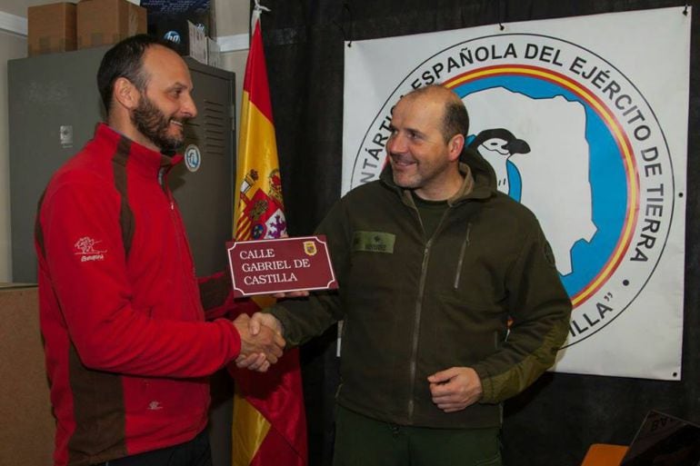 Entrega de la placa al comandante de la Base Española del Ejército de Tierra &quot;Gabriel de Castilla&quot;, Velntín Benéitez