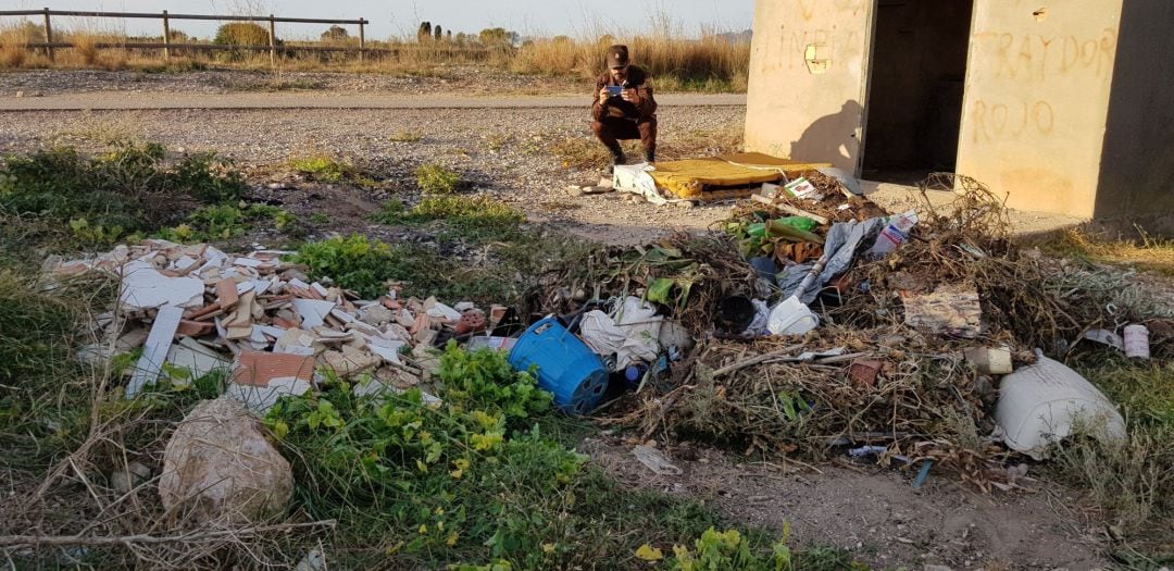 Vertido ilegal junto al río Mijares en Almassora (Castellón).