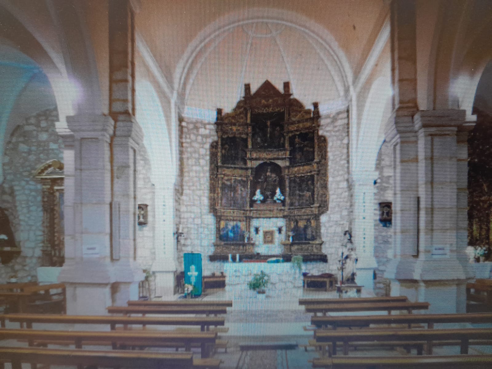 Iglesia de San Mamés con el retablo al fondo