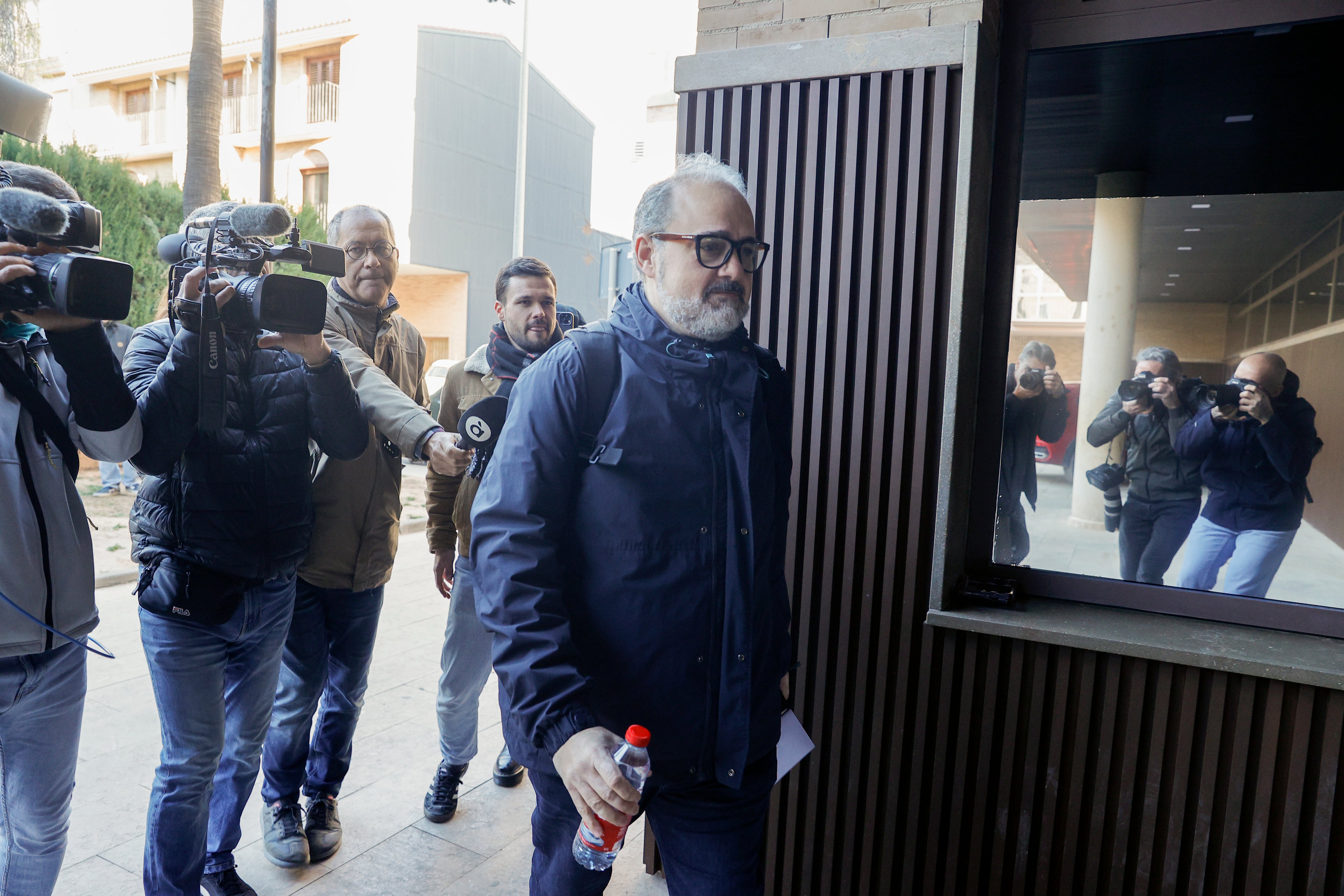 El exasesor del expresident de la Generalitat Carlos Mazón, Josep Lanuza, a su llegada al juzgado de Catarroja para declarar como testigo ante la jueza que investiga la gestión de la dana.