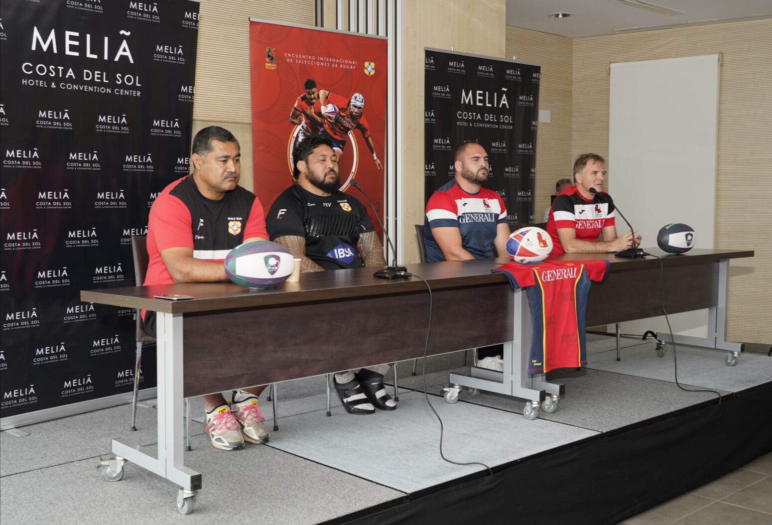 Representantes de España y Tonga