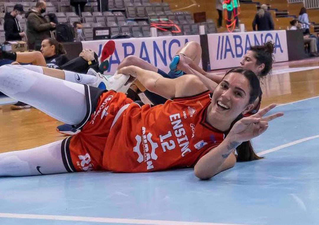 Laura ALiaga nun estiramento post partido