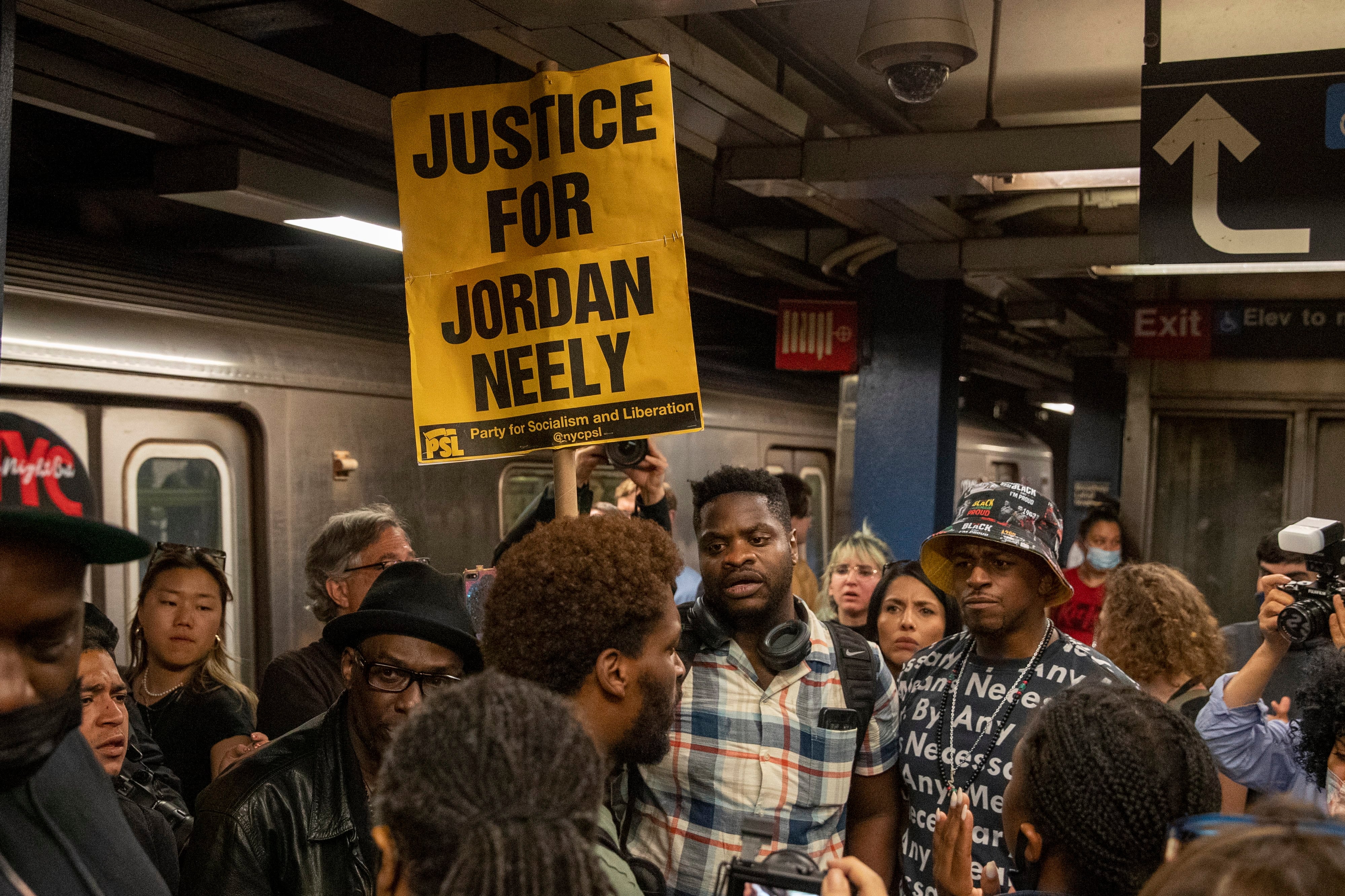 Activistas durante una protesta en respuesta a la muerte de Jordan Neely 