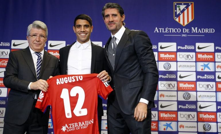 Augusto Fernández posa con la camiseta del Atlético