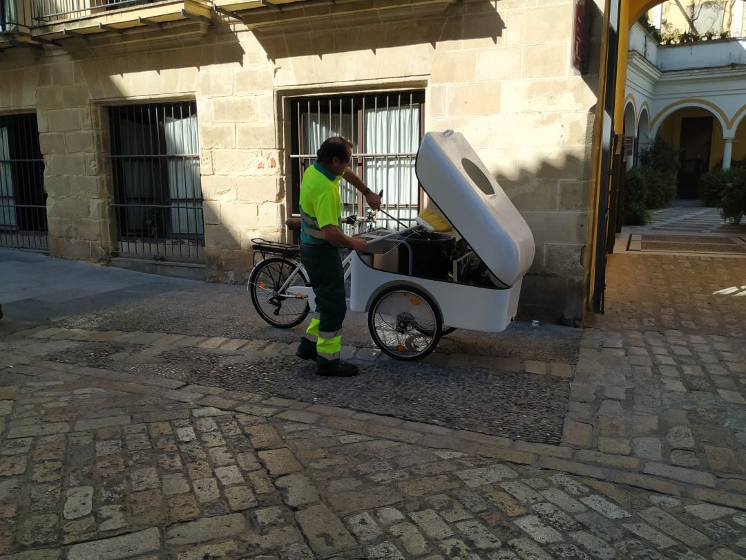 Barrendero realizando su trabajo con el nuevo triciclo