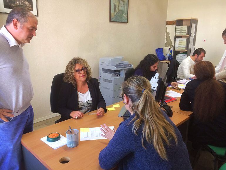 El alcalde de Los Barrios (izq) en la oficina de atención a los vecinos