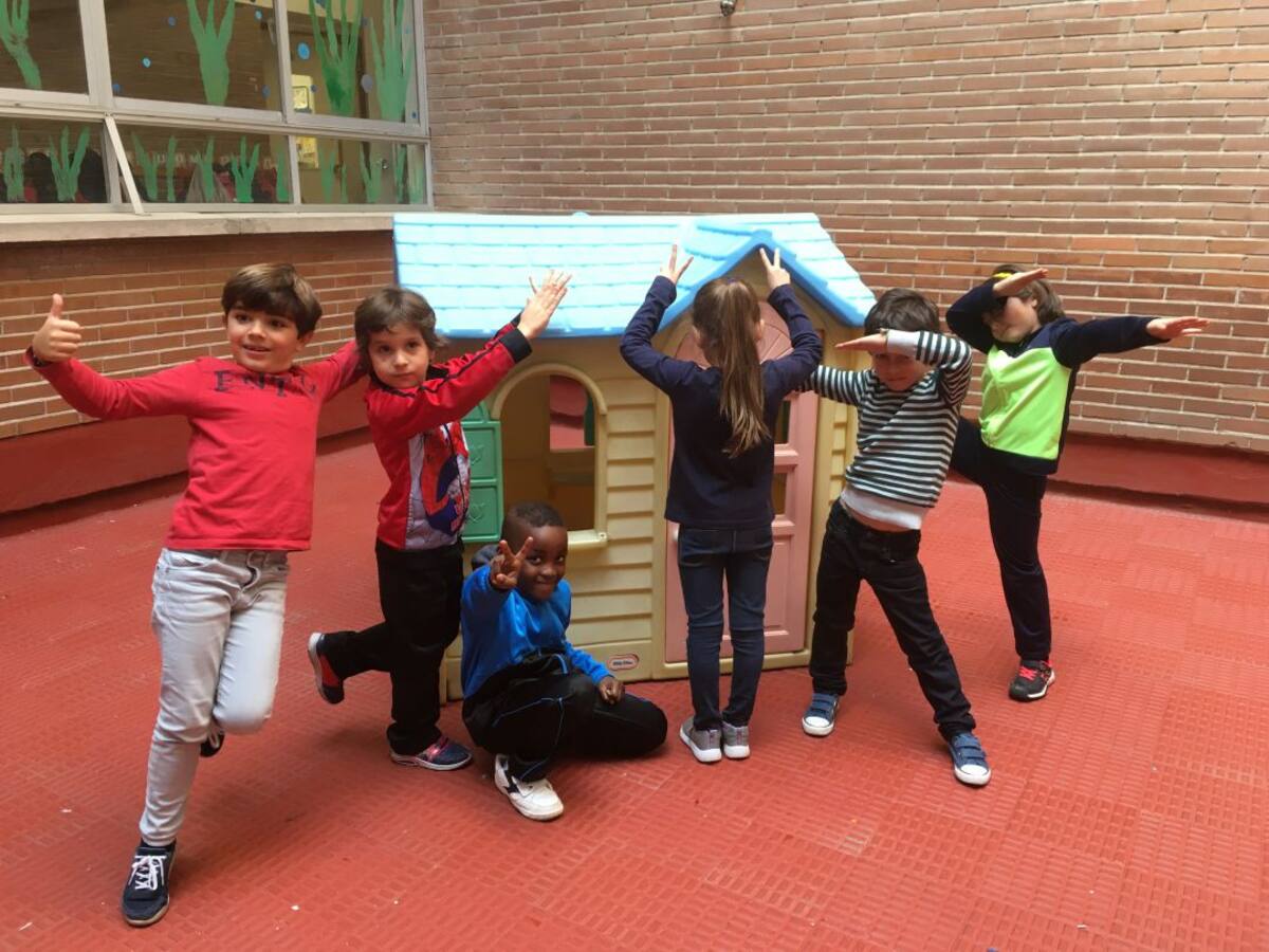 Nos sentamos en los pupitres del Colegio Padre Manjón