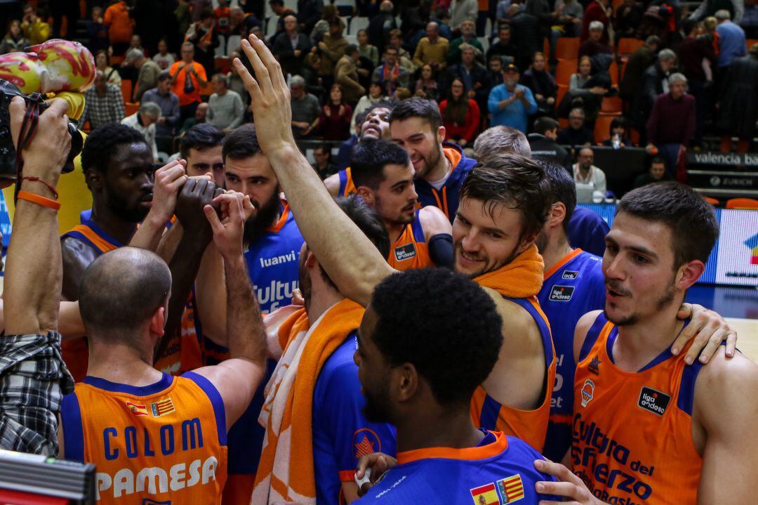 Quino Colom of Valencia Basket celebrate a victori whit team mates during Liga Endesa Regular Season Round 17 match between. Valencia Basket v Club Joventut Badalona played at  Fuente de San Luis Pavilion. In Valencia, Espain. January 12, 2020. 
 
 12012020 ONLY FOR USE IN SPAIN