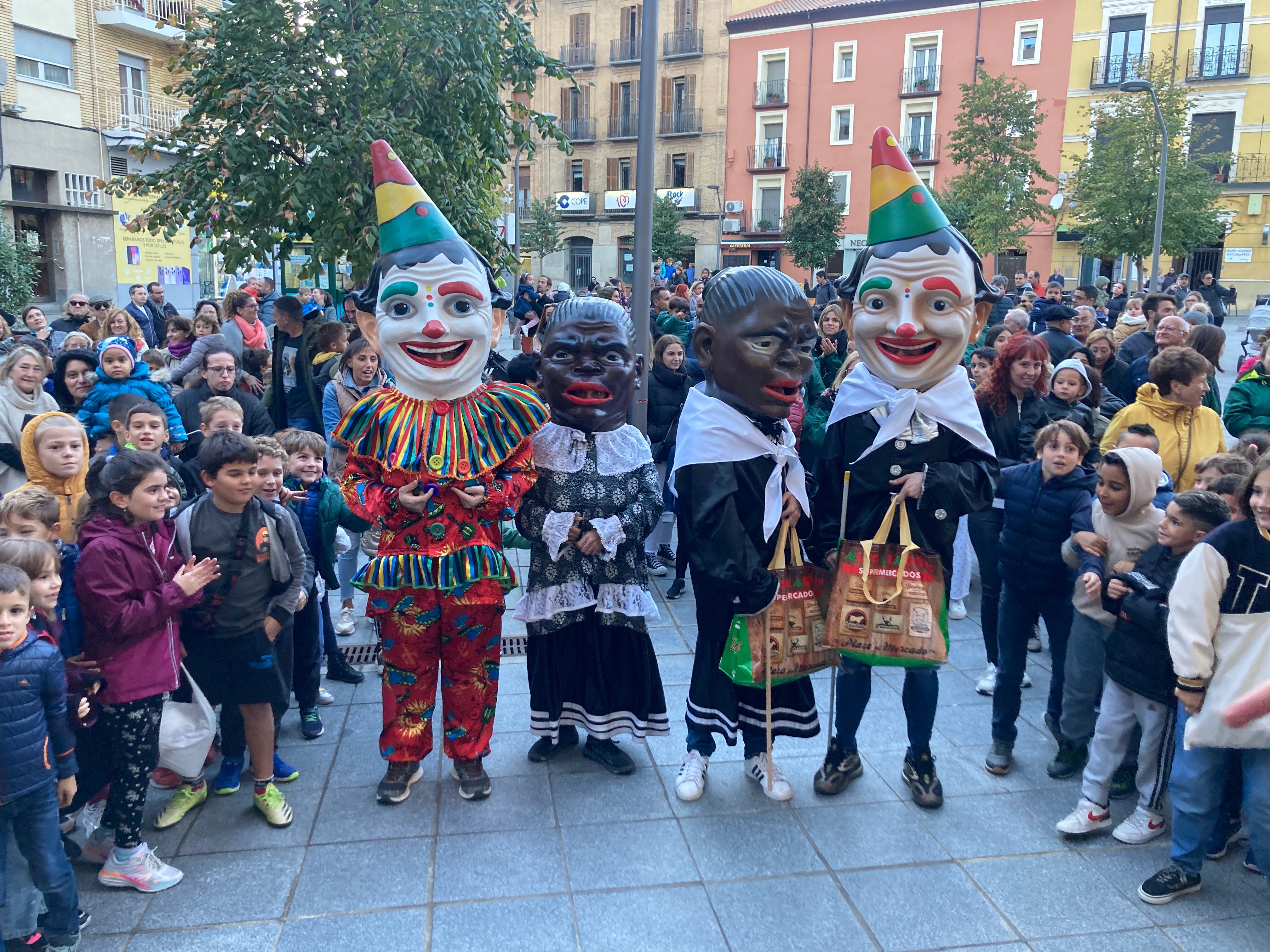 Cabezudos nuevos y viejos del barrio de San Martín
