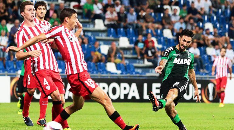 El jugador del Sassuolo Matteo Politano (d) anota un gol ante el Athletic de Bilbao hoy, jueves 15 de septiembre de 2016, durante un juego del Grupo F de la Liga Europa que se disputa en Reggio Emilia, Italia. 