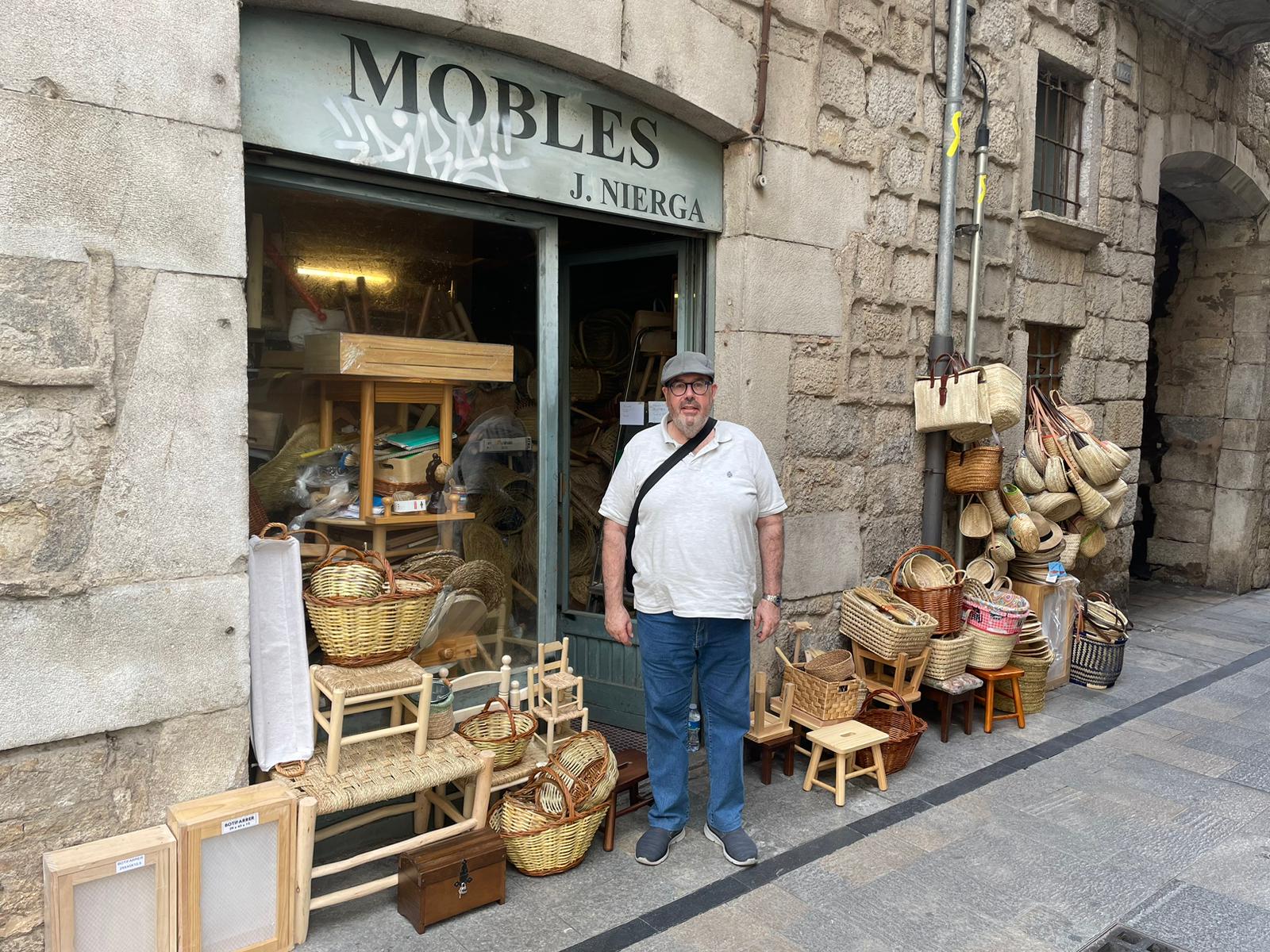 Joan Nierga davant la seva botiga, a la Plaça del Vi de Girona