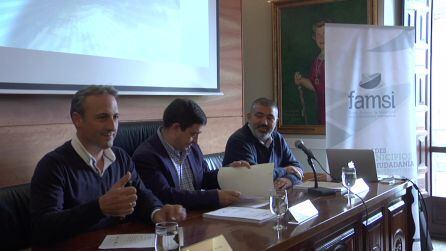 El alcalde de Cazorla, Antonio J. Rodriguez, el presidente de la Diputación, Francisco Reyes y el gerente de FAMSI, Manuel Redaño durante la presentación