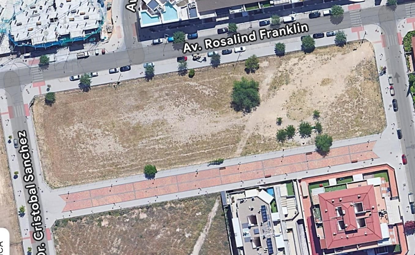 Ocupará una parcela de propiedad municipal entre las calles Matrona Luisa Rosado, Doctor Cristóbal Sánchez y Avenida Rosalind Franklin, con una superficie de 5.785 metros cuadrados.