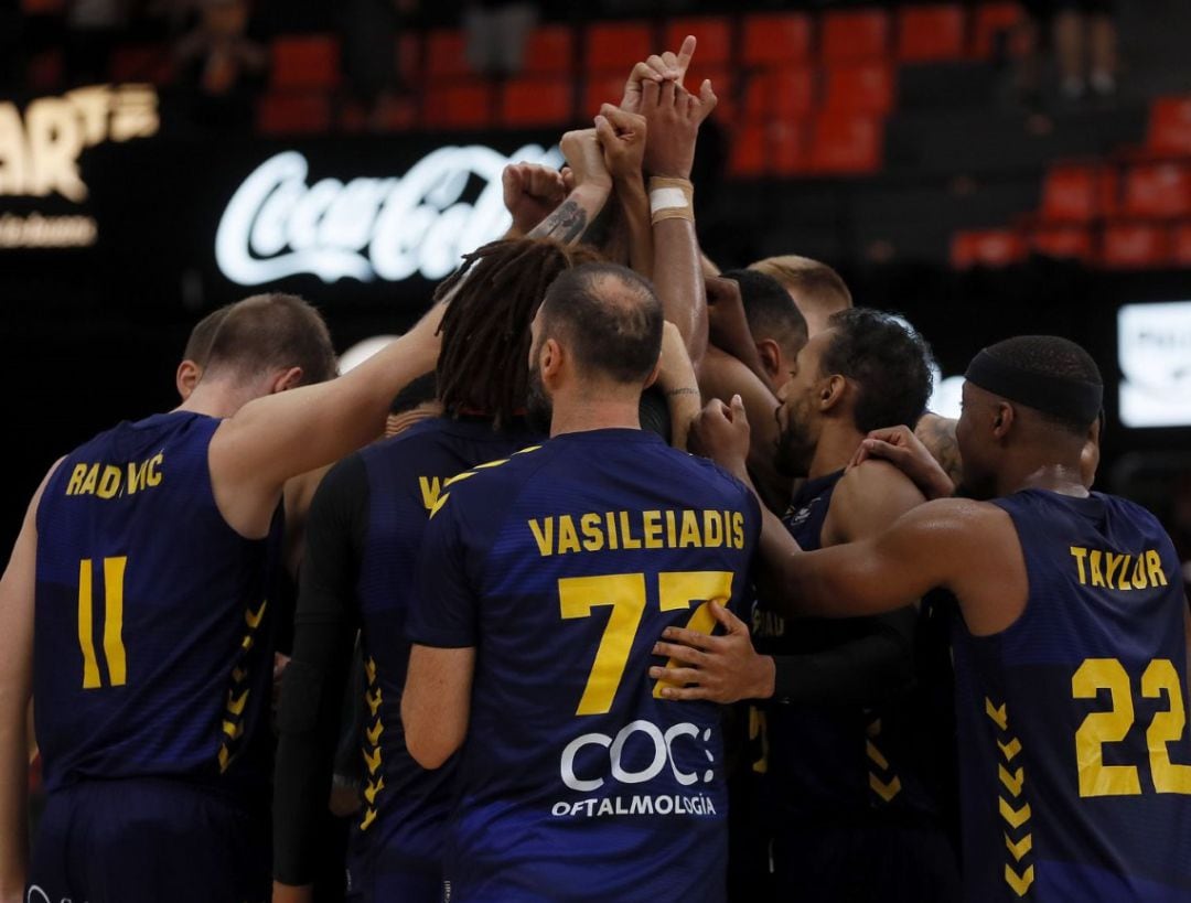 La plantilla del UCAM celebrando la victoria en Valencia