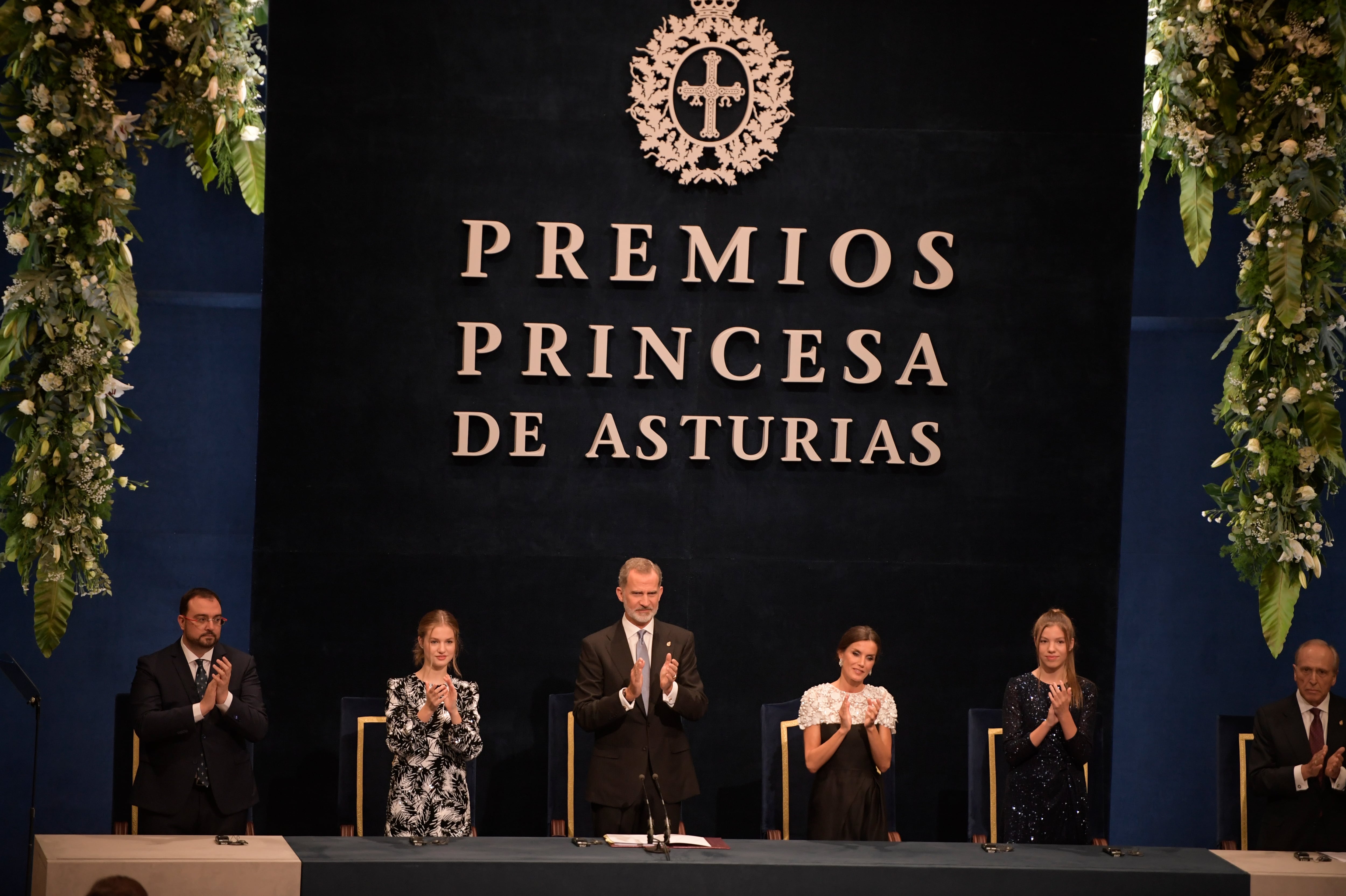 Los reyes Felipe VI (c) y Letizia (2d), acompañados de la princesa Leonor (2i), la infanta Sofía (d), y el presidente del Principado de Asturias Adrián Barbón (i) durante la entrega de los Premios Princesa de Asturias el pasado mes de octubre