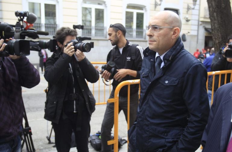 GRA100. MADRID, 14/04/2015.- El exjuez Elpidio José Silva (2d), junto a su abogado Gonzalo Boye (d), a la salida del Tribunal Supremo donde, durante la vista celebrada hoy, el fiscal José María Casado ha pedido que se confirme la inhabilitación del exjuez Elpidio José Silva porque su actuación mientras investigó al expresidente de Caja Madrid Miguel Blesa fue una &quot;causa general&quot; prohibida por la ley y un &quot;disparate jurídico&quot;. EFE/Víctor Lerena