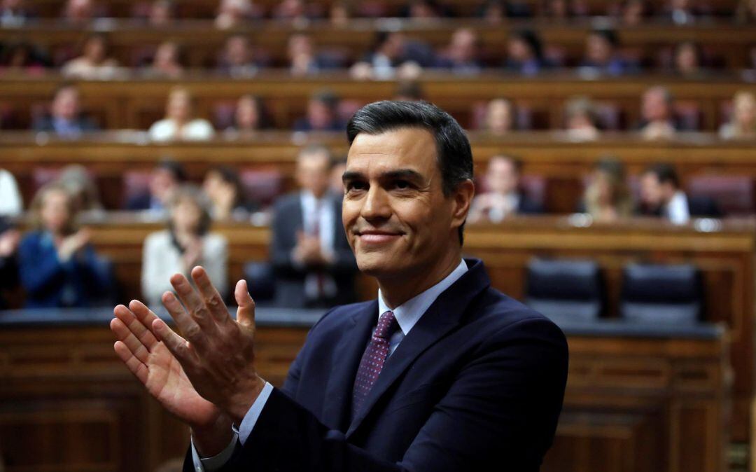 El candidato a la Presidencia del Gobierno, Pedro Sánchez, responde al aplauso de los diputados de su partido y de los de Unidas Podemos tras finalizar su discurso en el Congreso de los Diputados durante la primera jornada de la sesión de su investidura como presidente del Gobierno.