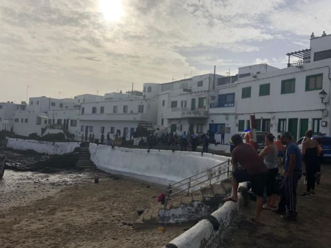 Los migrantes ya en tierra, junto a efectivos de la Policía Local de Teguise y Guardia Civil.