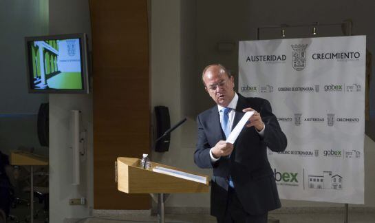 GRA045. MÉRIDA, 14/11/2014.- El presidente de Extremadura, José Antonio Monago, durante su comparecencia hoy ante los periodistas en la sede de la Presidencia en Mérida, en la que ha dicho que pone a disposición de los grupos de la oposición extremeña tod