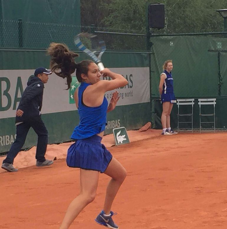 Paula Arias en su partido del cuadro final junior ante Emmanuelle Salas (FRA)