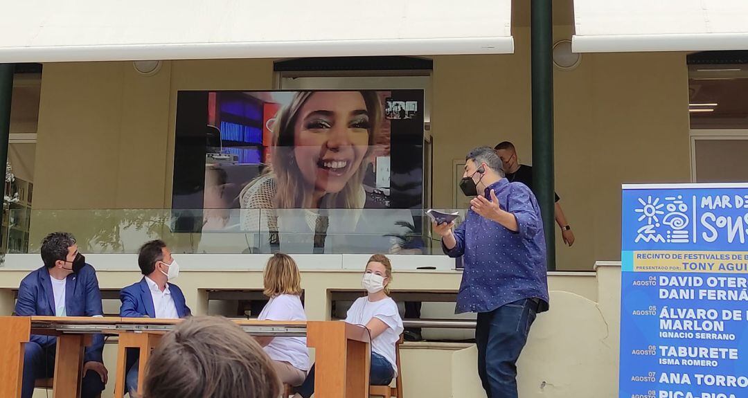 En la presentación se ha conectado en directo por videollamada con la artista Ana Mena