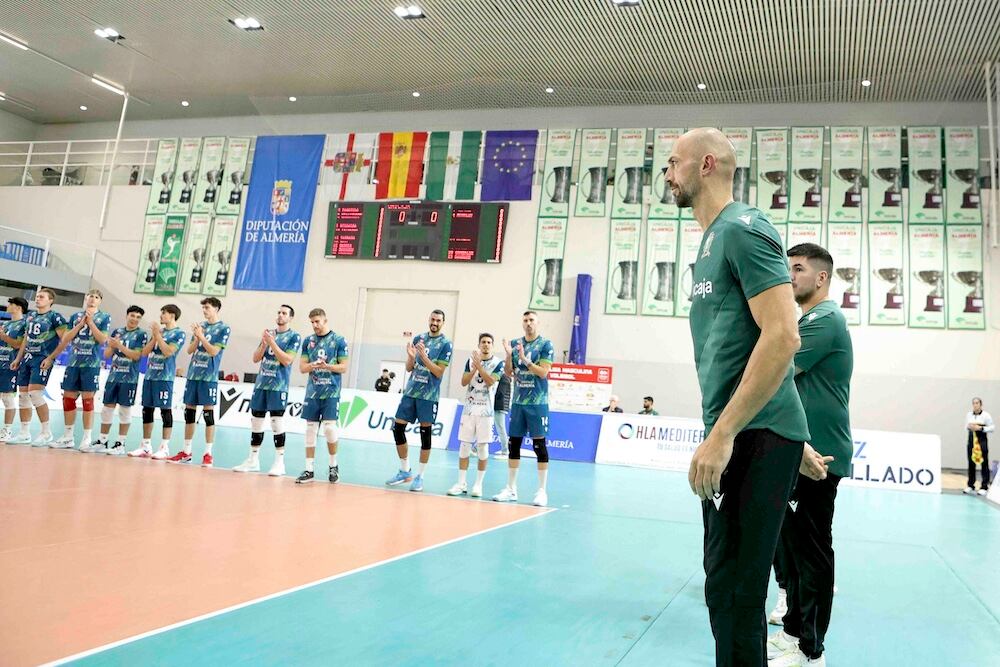 El análisis de su estancia al frente del equipo, “todavía no hace ni un mes”, pasa por un calendario de seis partidos en tres semanas: “Este parón nos vendrá muy bien para recuperar la mente y trabajar mejor”.