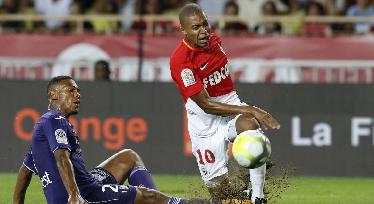 Mbappé sufre la entrada de un contrario durante el encuentro ante el Toulouse