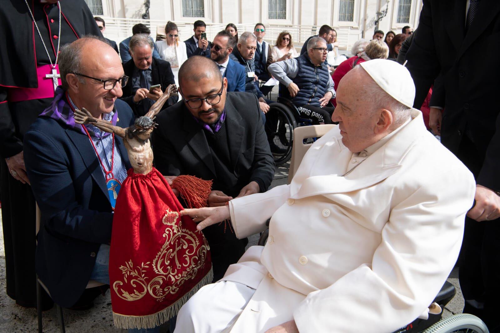 Pepe Gairín, prior de la Cofradía Santo Cristo de Graus junto al Papa Francisco bendiciendo la réplica del Santo Cristo de San Vicente Ferrer (Fotografía: Diócesis Barbastro-Monzón)