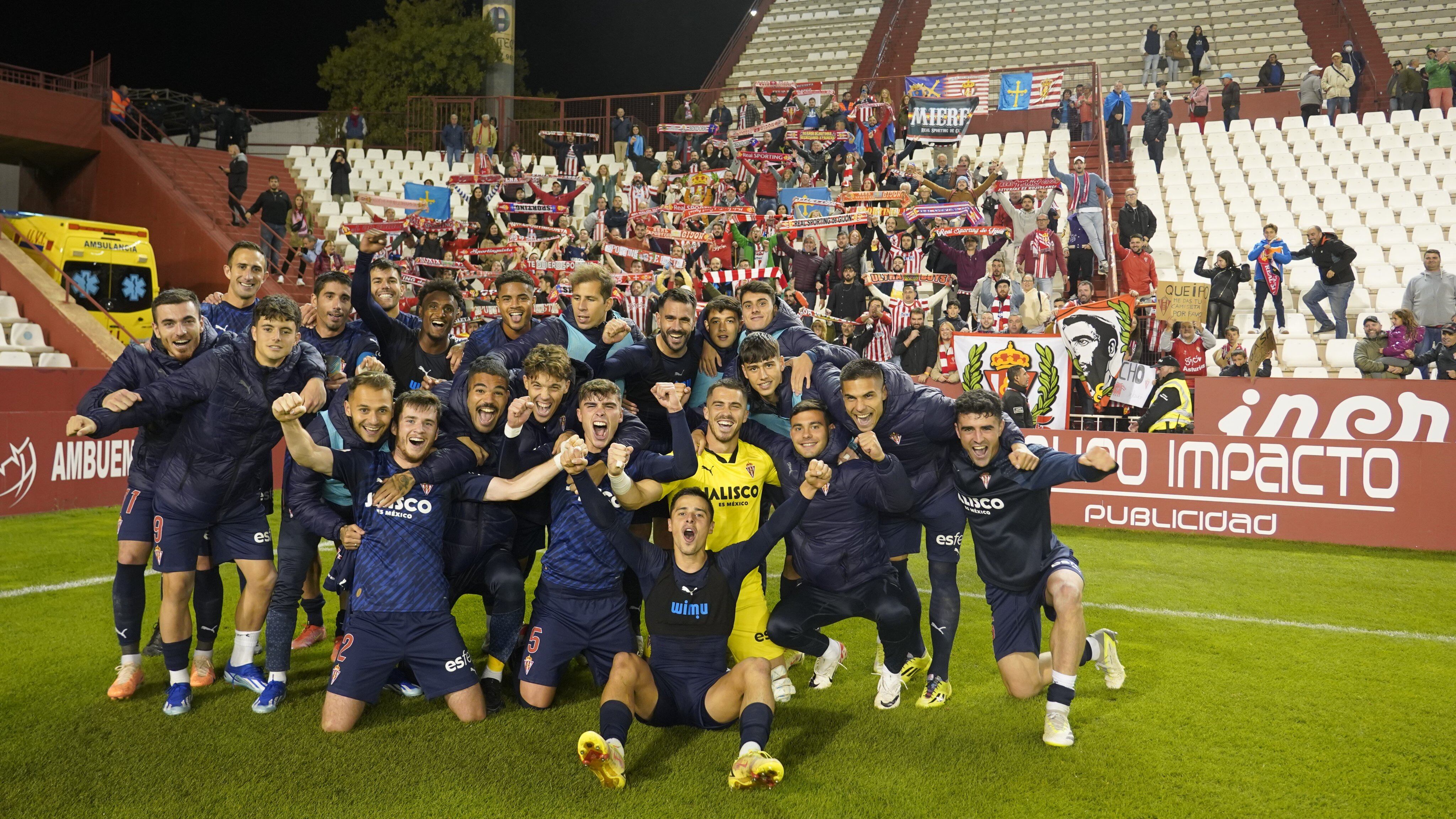 Los jugadores del Sporting celebran la victoria con la afición rojiblanca presente en Albacete.