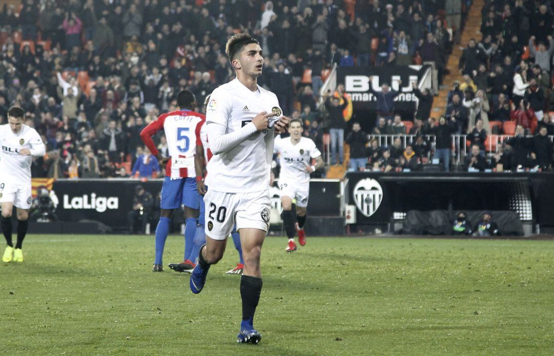 Ferran Torres celebra un gol en Mestalla. 