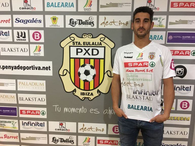 Pau Cendrós posando con la camiseta de la Peña Deportiva