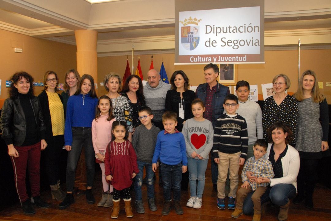 Foto de familia de los premiados en el XIV Concurso Marcapáginas de la Diputación Provincial